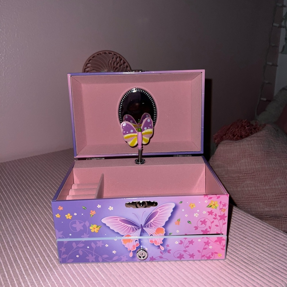 Jewelry Box (Butterfly 🦋) - Picture 5 of 5